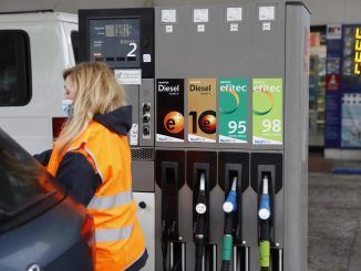 Una empleada de una gasolinera, surte combustible a un vehículo, en una imagen de archivo. EFE/LUIS TEJIDO