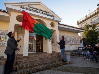 El alcalde de Granada, Francisco Cuenca (i), acompañado por el escritor y director del Instituto Cervanes, Luis García Montero (d), preside el homenaje del Ayuntamiento a la escritora Almudena Grandes, que dará nombre a la Biblioteca Municipal del Zaidín de Granada. EFE/ Miguel Ángel Molina