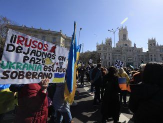 Vista de la manifestación contra la guerra de Ucrania en las calles del centro de Madrid este domingo. EFE/ Fernando Alvarado