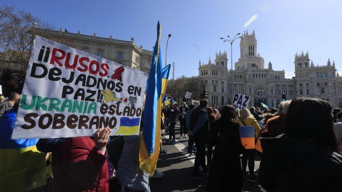 Vista de la manifestación contra la guerra de Ucrania en las calles del centro de Madrid este domingo. EFE/ Fernando Alvarado
