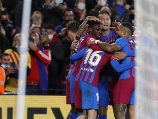 Los jugadores del FC Barcelona celebran el tercer gol del equipo blaugrana durante el encuentro correspondiente a la jornada 26 de primera división que han disputado frente al Athletic Club en el estadio del Camp Nou, en Barcelona. EFE / Alberto Estevez.