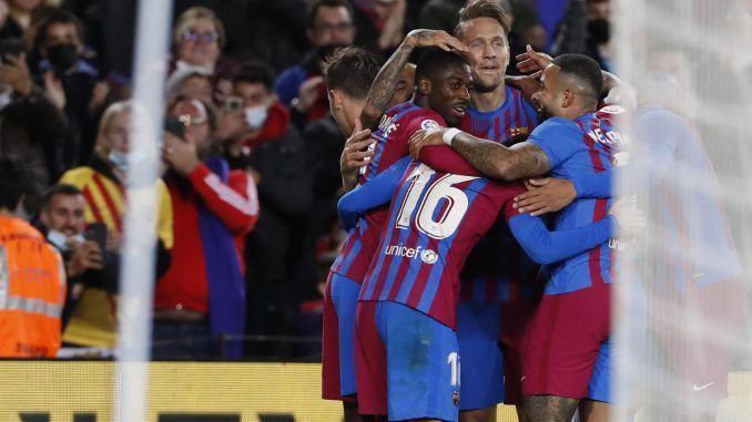 Los jugadores del FC Barcelona celebran el tercer gol del equipo blaugrana durante el encuentro correspondiente a la jornada 26 de primera división que han disputado frente al Athletic Club en el estadio del Camp Nou, en Barcelona. EFE / Alberto Estevez.
