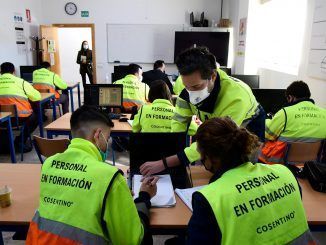 Varios estudiantes en un aula de la F.P. Dual que se imparte en las instalaciones del Grupo Cosentino en Cantoria, Almería. EFE/Carlos Barba