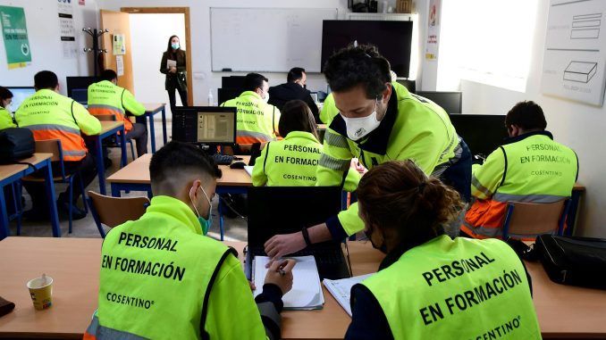 Varios estudiantes en un aula de la F.P. Dual que se imparte en las instalaciones del Grupo Cosentino en Cantoria, Almería. EFE/Carlos Barba
