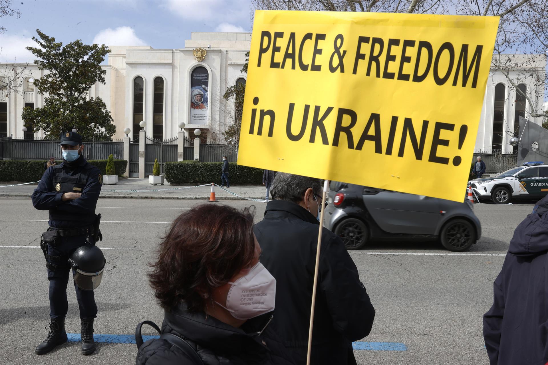 Vista de la manifestación convocada este domingo por la ONG Movimiento por la Paz frente a la Embajada de la Federación de Rusia para pedir una solución pacífica al conflicto en Ucrania. EFE/ Juan Carlos Hidalgo 