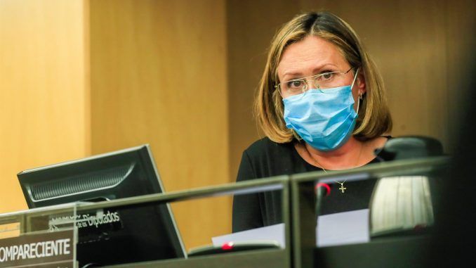 La presidenta de la Plataforma de Organizaciones de Pacientes, Carina Escobar, comparece en la Comisión de Sanidad y Consumo del Congreso, este lunes en Madrid. EFE/ Fernando Alvarado
