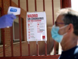 Un sanitario toma la temperatura a un ciudadano a su llegada al dispositivo instalado por la Comunidad de Madrid en el Centro de Especialidades El Arroyo de Fuenlabrada, en una fotografía de archivo. EFE/Rodrigo Jiménez