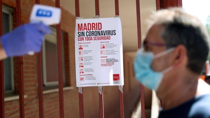 Un sanitario toma la temperatura a un ciudadano a su llegada al dispositivo instalado por la Comunidad de Madrid en el Centro de Especialidades El Arroyo de Fuenlabrada, en una fotografía de archivo. EFE/Rodrigo Jiménez
