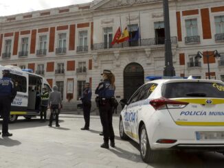 Agentes de la Policía Municipal vigilan la madrileña Puerta del Sol en una imagen de archivo. EFE/Ballesteros