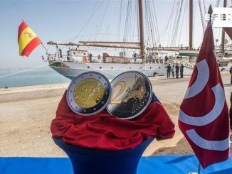 Réplica de la moneda de dos euros con la imagen del marino Juan SebastiÁn Elcano, que hace 500 años completó la mayor hazaña náutica de la historia al dar la primera vuelta al mundo durante su presentación hoy en el puerto de Cádiz. EFE/Román Ríos.