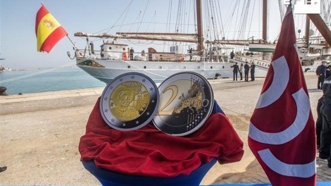 Réplica de la moneda de dos euros con la imagen del marino Juan SebastiÁn Elcano, que hace 500 años completó la mayor hazaña náutica de la historia al dar la primera vuelta al mundo durante su presentación hoy en el puerto de Cádiz. EFE/Román Ríos.
