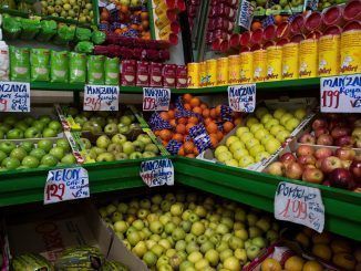 Vista de los precios en una frutería en Madrid, en una fotografía de archivo. EFE/Luca Piergiovanni