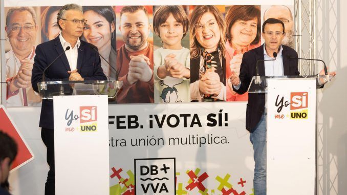 Los alcaldes de Don Benito, José Luis Quintana (i) y de Villanueva de la Serena, Miguel Angel Gallardo, atienden a los medios de comunicación tras la aprobación del proyecto de fusión de ambos municipios en la consulta popular celebrada este domingo en las localidades extremeñas, en una fotografía de archivo. EFE/Jero Morales.
