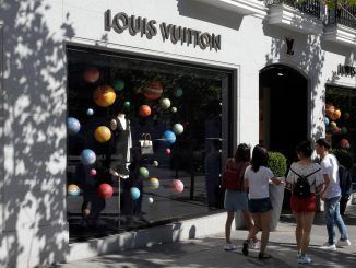 Un grupo de turistas contempla el escaparate de Louis Vuitton de la calle Serrano, también conocida como la ""milla de oro"" de Madrid, en una imagen de archivo. EFE/Javier López/err