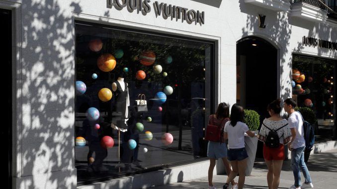 Un grupo de turistas contempla el escaparate de Louis Vuitton de la calle Serrano, también conocida como la ""milla de oro"" de Madrid, en una imagen de archivo. EFE/Javier López/err
