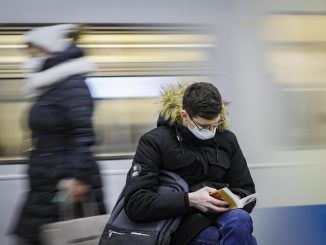 Imagen de archivo de una persona leyendo. EFE/EPA/YURI KOCHETKOV