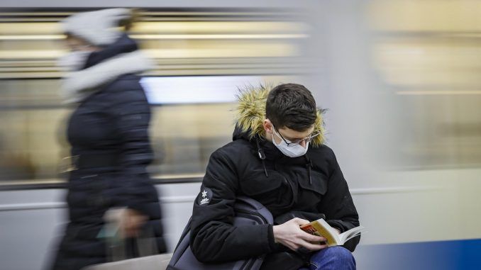 Imagen de archivo de una persona leyendo. EFE/EPA/YURI KOCHETKOV
