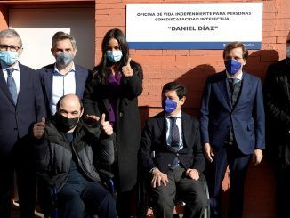 El alcalde de Madrid, José Luis Martínez-Almeida (2d), y la vicealcaldesa, Begoña Villacís (c), inauguran la primera Oficina de Vida Independiente para Personas con Discapacidad Intelectual puesta en marcha por una administración pública, este miércoles en Madrid. EFE/ Mariscal