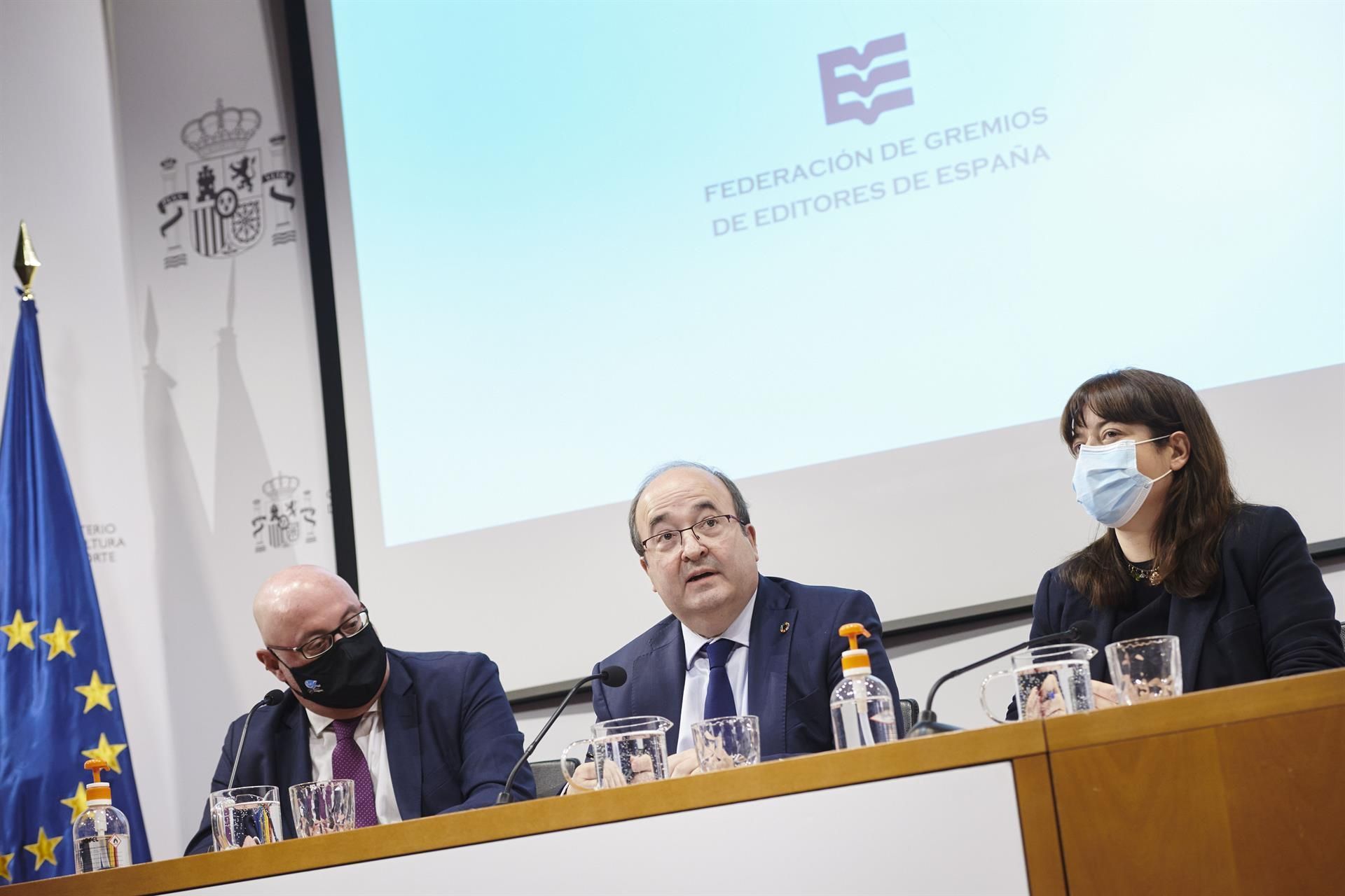 El Ministro de Cultura y Deportes, Miquel Iceta (c) el presidente de la Federación de Gremios de Editores de España (FGEE), Daniel Fernández (i) y la directora General del Libro y Fomento de la Lectura, María José Gálvez (d) durante la presentación de los datos del Barómetro de Hábitos de Lectura y Compra de libros en España en 2022 en un acto celebrado en Madrid este miércoles. EFE/Luca Piergiovanni 