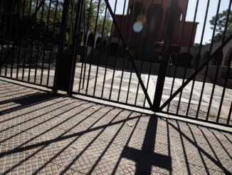 Fotografía del exterior de la parroquia del Sagrado Corazón de Jesús de Providencia, el 8 de febrero de 2022, en Santiago (Chile), donde oficiaba el religioso Fernando Karadima, emblema de los abusos sexuales a menores en Chile y expulsado del sacerdocio, el pasado día 8 de febrero. EFE/ Alberto Valdés