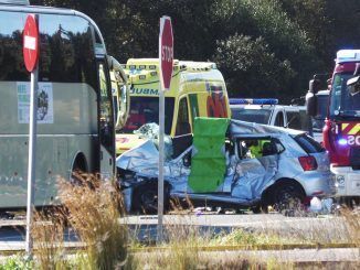 Accidente de tráfico ocurrido esta tarde del lunes en el que una joven de 19 años y uno de 22 han fallecido al colisionar contra un autobús en un cruce ubicado cerca de la central solar situada en el municipio sevillano de Sanlúcar la Mayor. EFE/Fermín Cabanillas