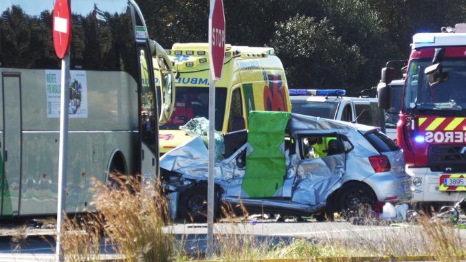 Accidente de tráfico ocurrido esta tarde del lunes en el que una joven de 19 años y uno de 22 han fallecido al colisionar contra un autobús en un cruce ubicado cerca de la central solar situada en el municipio sevillano de Sanlúcar la Mayor. EFE/Fermín Cabanillas
