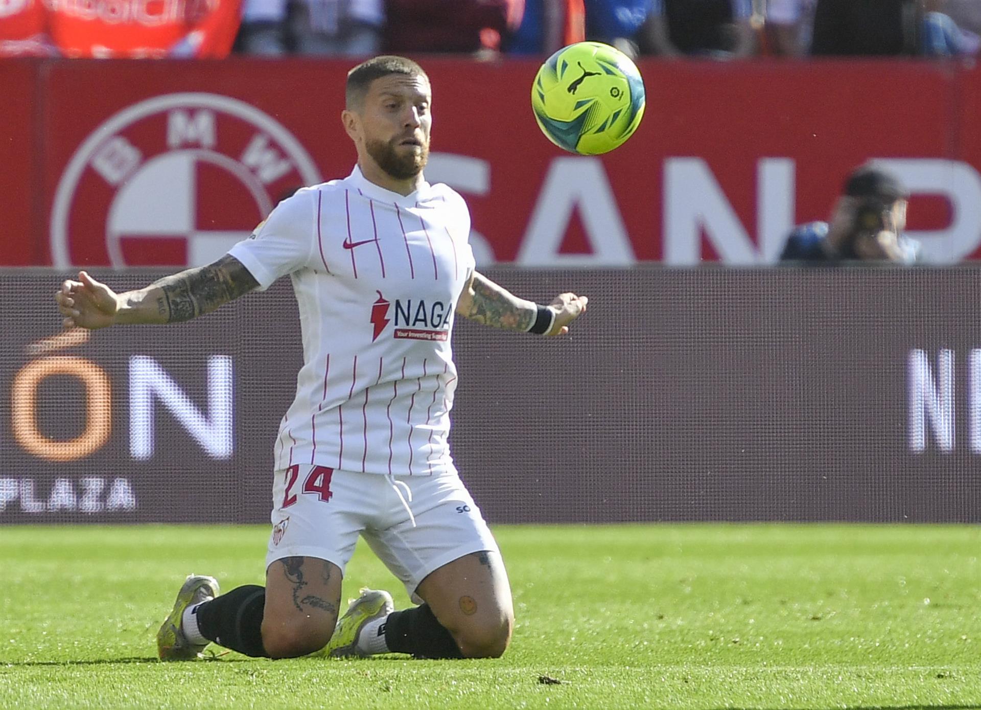 El delantero del Sevilla Papu Gómez durante el partido de la jornada 16 de Liga que disputaron en el estadio Ramón Sánchez Pizjúan de Sevilla. EFE/Raúl Caro.
