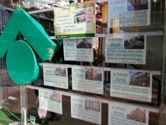 Numerosos carteles de venta de pisos en una inmobiliaria. EFE/J.M. Espinosa