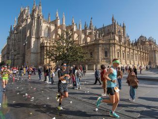 Participantes en la trigésima séptima edición del Maratón de Sevilla, a su paso por la Catedral hispalense. EFE/Raúl Caro