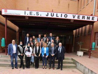 La ministra de Educación y Formación Profesional visita junto al alcalde de Leganés el IES Julio Verne para conocer su proyecto