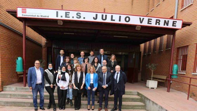 La ministra de Educación y Formación Profesional visita junto al alcalde de Leganés el IES Julio Verne para conocer su proyecto