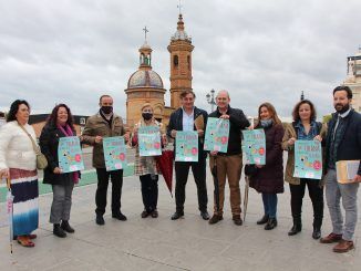 El Ayuntamiento de Sevilla ha presentado junto a la Asociación de Comerciantes de Triana la campaña ‘Compra en Triana y date una alegría’.