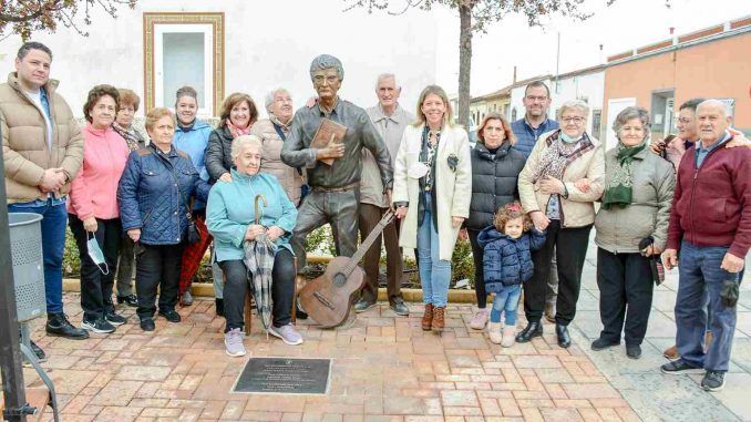 Tomelloso inaugura la escultura homenaje al poeta y flamencólogo Félix Grande