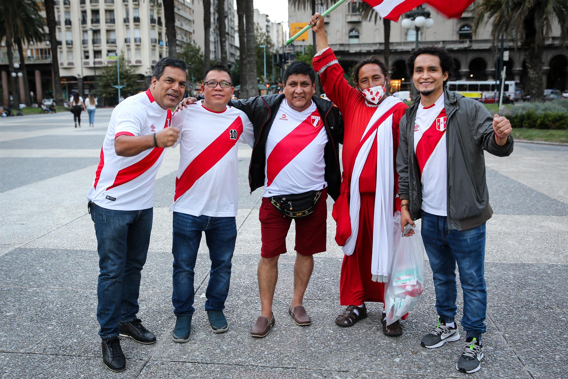 Aficionados de la selección peruana de fútbol disfrutan del ambiente en la víspera del partido contra Uruguay, en las calles de Montevideo (Uruguay). . EFE/ Jacinta Rivera Trobo
