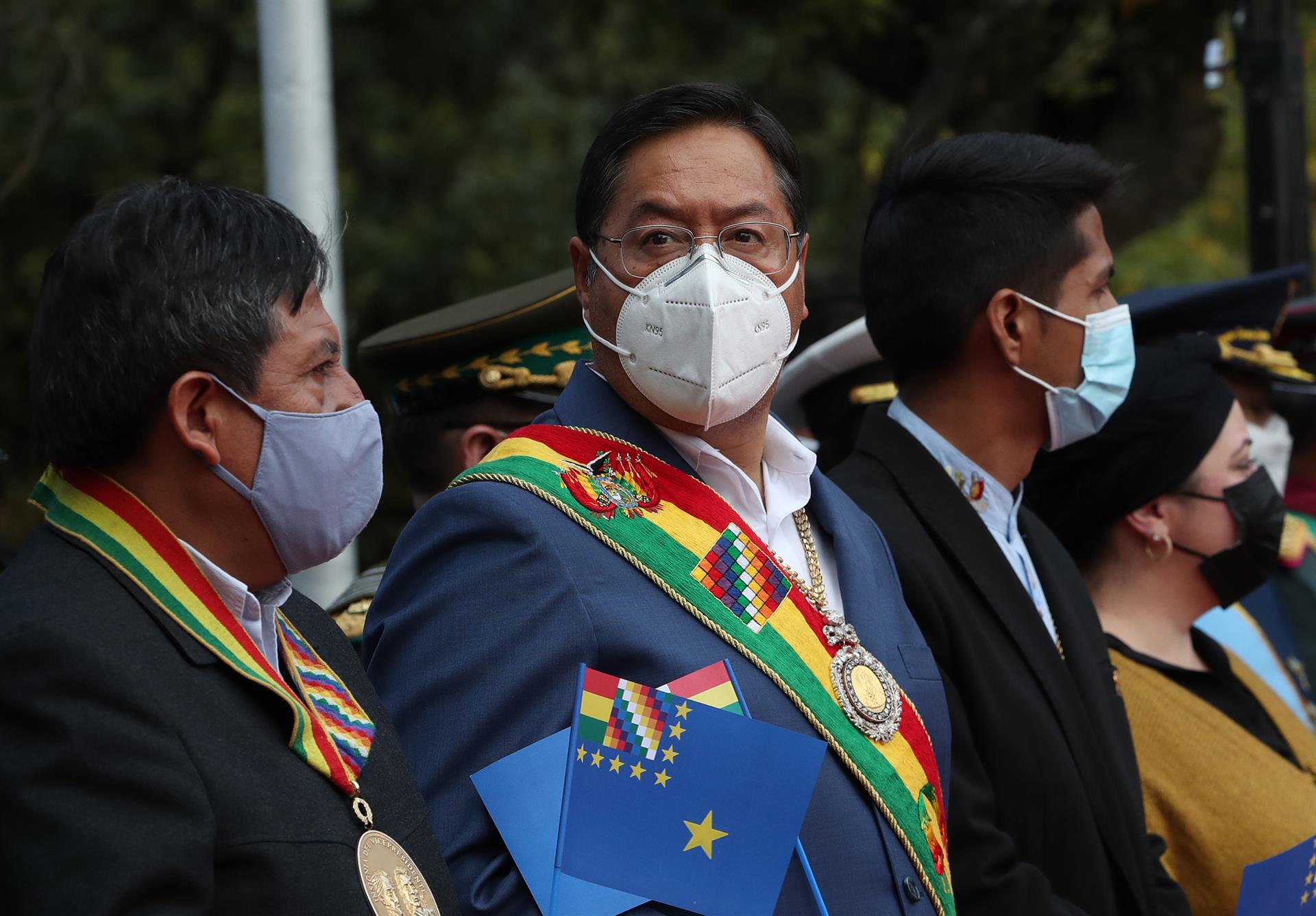 El presidente de Bolivia, Luis Arce (c), y el vicepresidente, David Choquehuanca (i), participan de una conmemoración por los 143 años de pérdida de su litoral, hoy, en a Paz (Bolivia). Bolivia inició este martes los actos conmemorativos por los 143 años de pérdida de su litoral con el traslado de los restos del prócer Eduardo Abaroa a una plaza del mismo nombre en La Paz y ratificando su "compromiso" por recobrar un acceso soberano al mar. EFE/ Martin Alipaz
