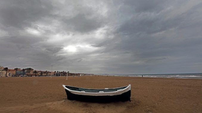 Imagen de archivo de una playa en Valencia. EFE/ Juan Carlos Cardenas
