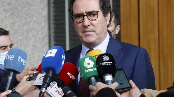 El presidente de la CEOE, Antonio Garamendi (i), atiende a los medios. EFE/Archivo
