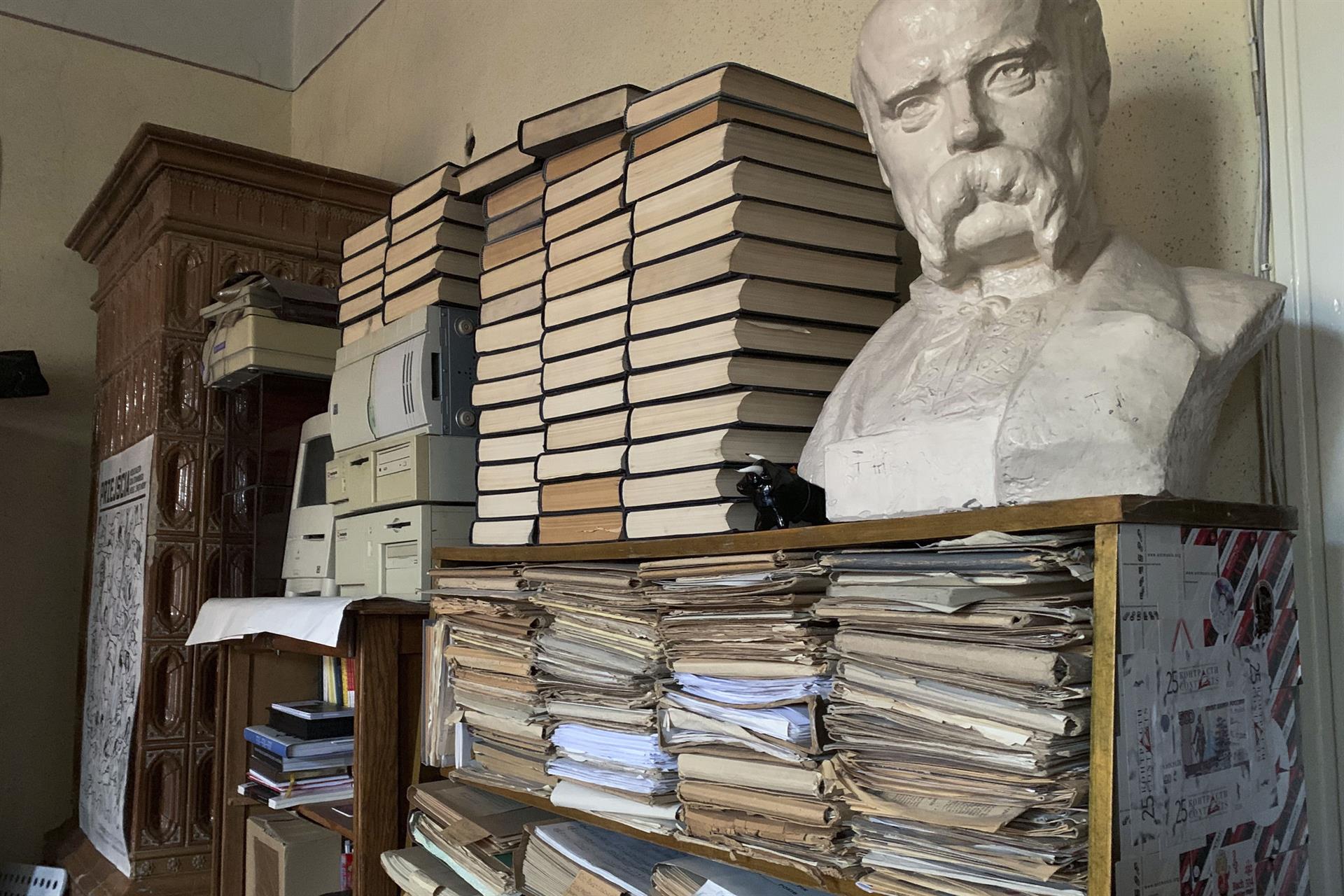 Partituras y libros en la sala en el edificio de la Filarmónica de Lviv (Leópolis) donde se digitalizan las partituras para salvar la música clásica ucraniana de la guerra. Mientras que la ciudad ucraniana de Leópolis va protegiendo su patrimonio ante el temor de ser destruido por los bombardeos rusos, en una sala de la sede de la Filarmónica se trabaja contra reloj para digitalizar todas las partituras de compositores ucranianos para salvar la música de la guerra. EFE/ Isaac J. Martín
