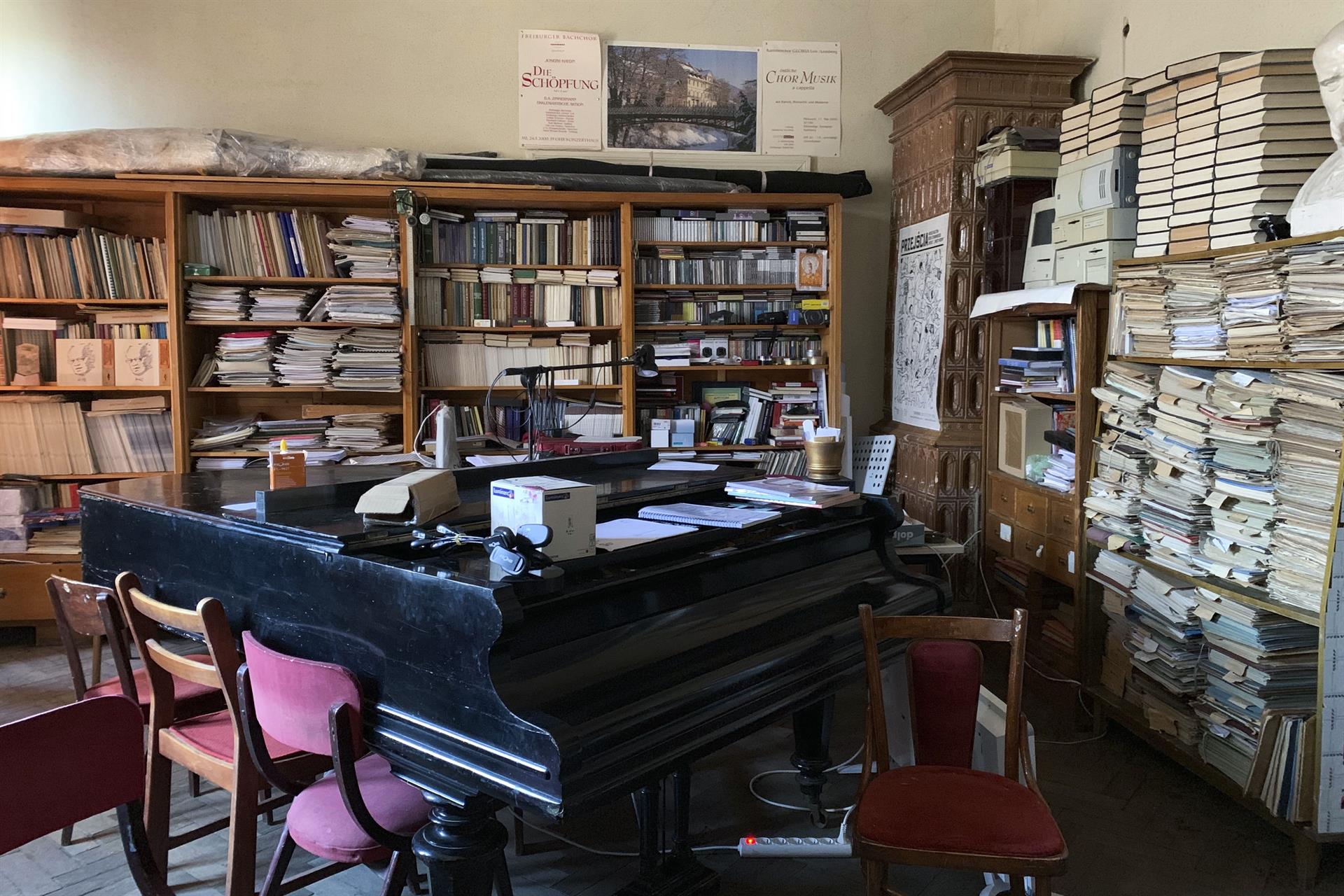 Sala en el edificio de la Filarmónica de Lviv (Leópolis) en el que digitalizan las partituras para salvar la música clásica ucraniana de la guerra. Mientras que la ciudad ucraniana de Leópolis va protegiendo su patrimonio ante el temor de ser destruido por los bombardeos rusos, en una sala de la sede de la Filarmónica se trabaja contra reloj para digitalizar todas las partituras de compositores ucranianos para salvar la música de la guerra. EFE/ Isaac J. Martín
