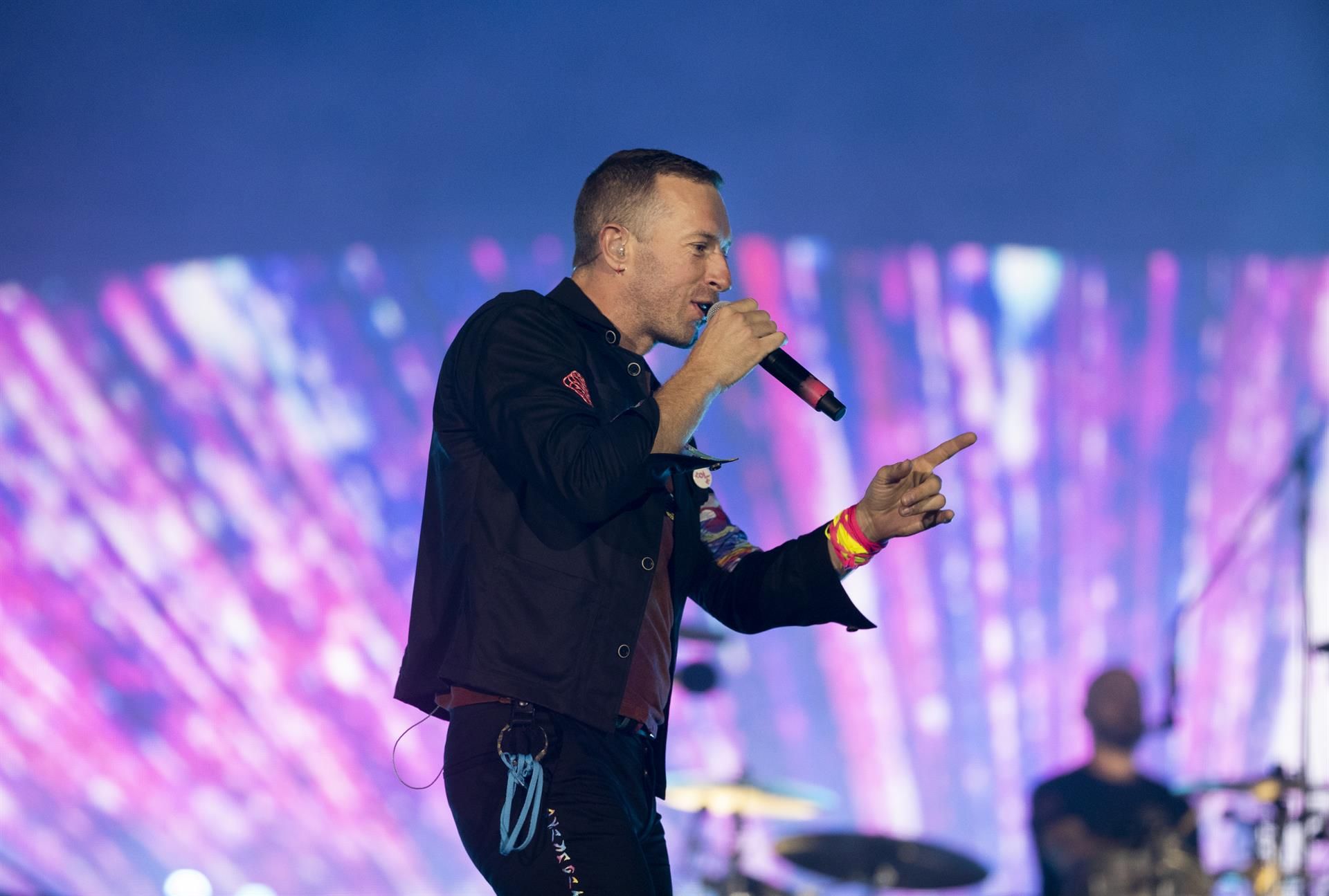 El cantante británico Chris Martin y su banda Coldplay se presentan, durante el concierto de la gira "Music of the Spheres en el Estadio Olímpico Félix Sánchez de Santo Domingo (República Dominicana). EFE/ Orlando Barría
