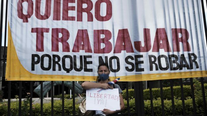 Fotografía de archivo fechada el 3 de agosto de 2020 que muestra a una mujer mientras participa en una protesta y pide facilidades laborales, en San José (Costa Rica). EFE/Jeffrey Arguedas
