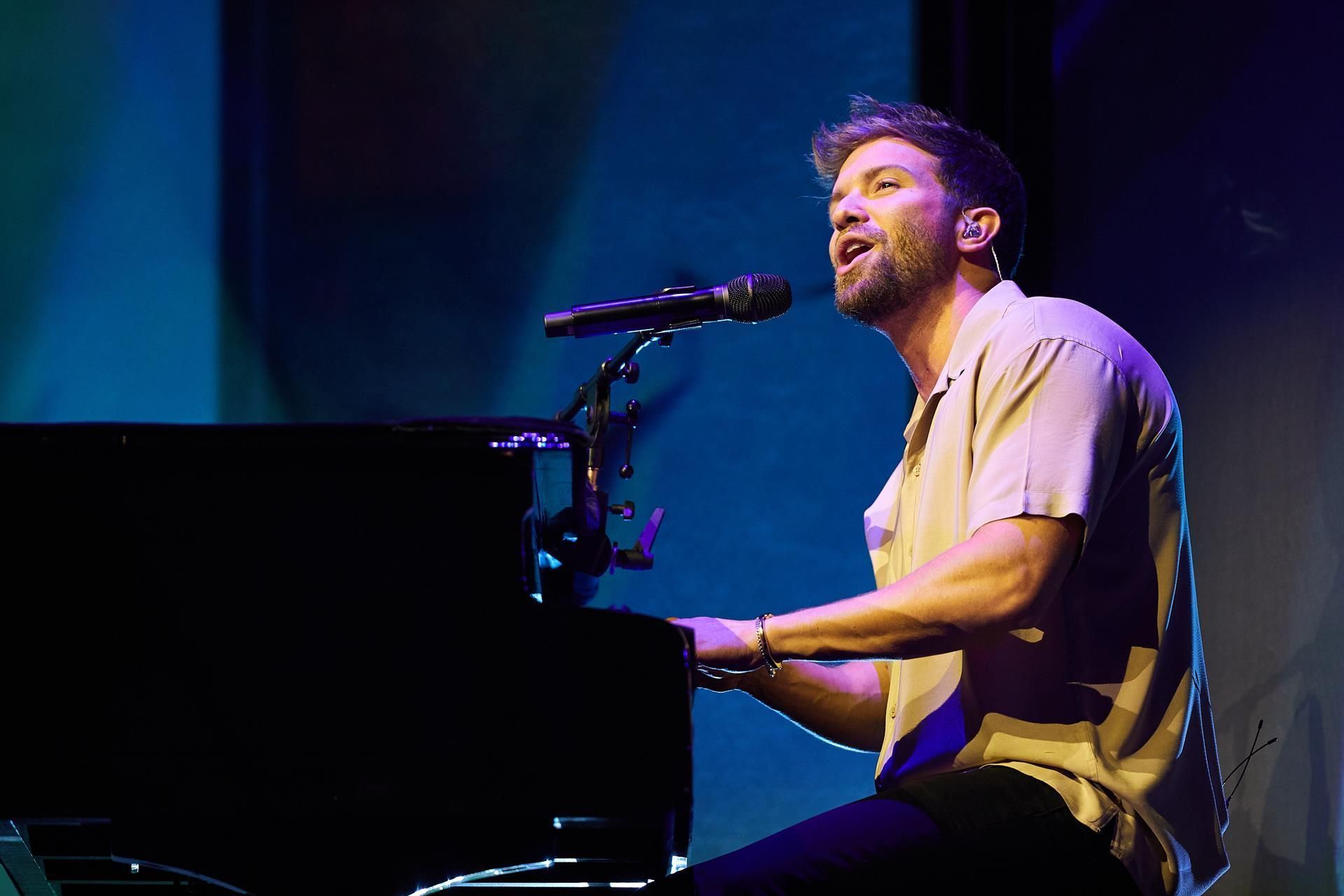 El cantante Pablo Alborán durante el concierto ofrecido este martes en el Auditorio Nacional, en Madrid. EFE/Miguel Osés
