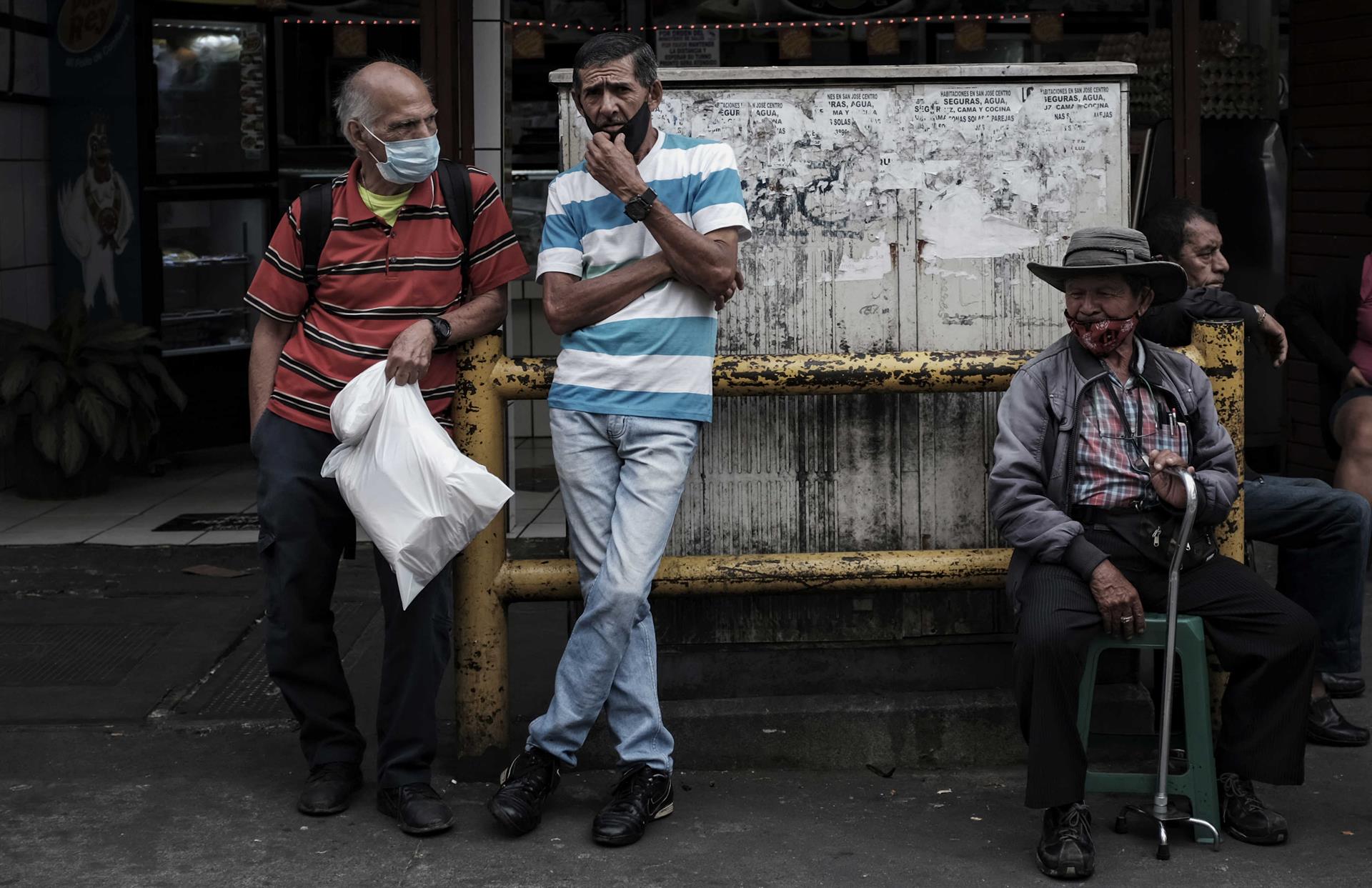 Unos hombres conversan en una calle el 29 de marzo de 2022, en San José (Costa Rica). EFE/Jeffrey Arguedas
