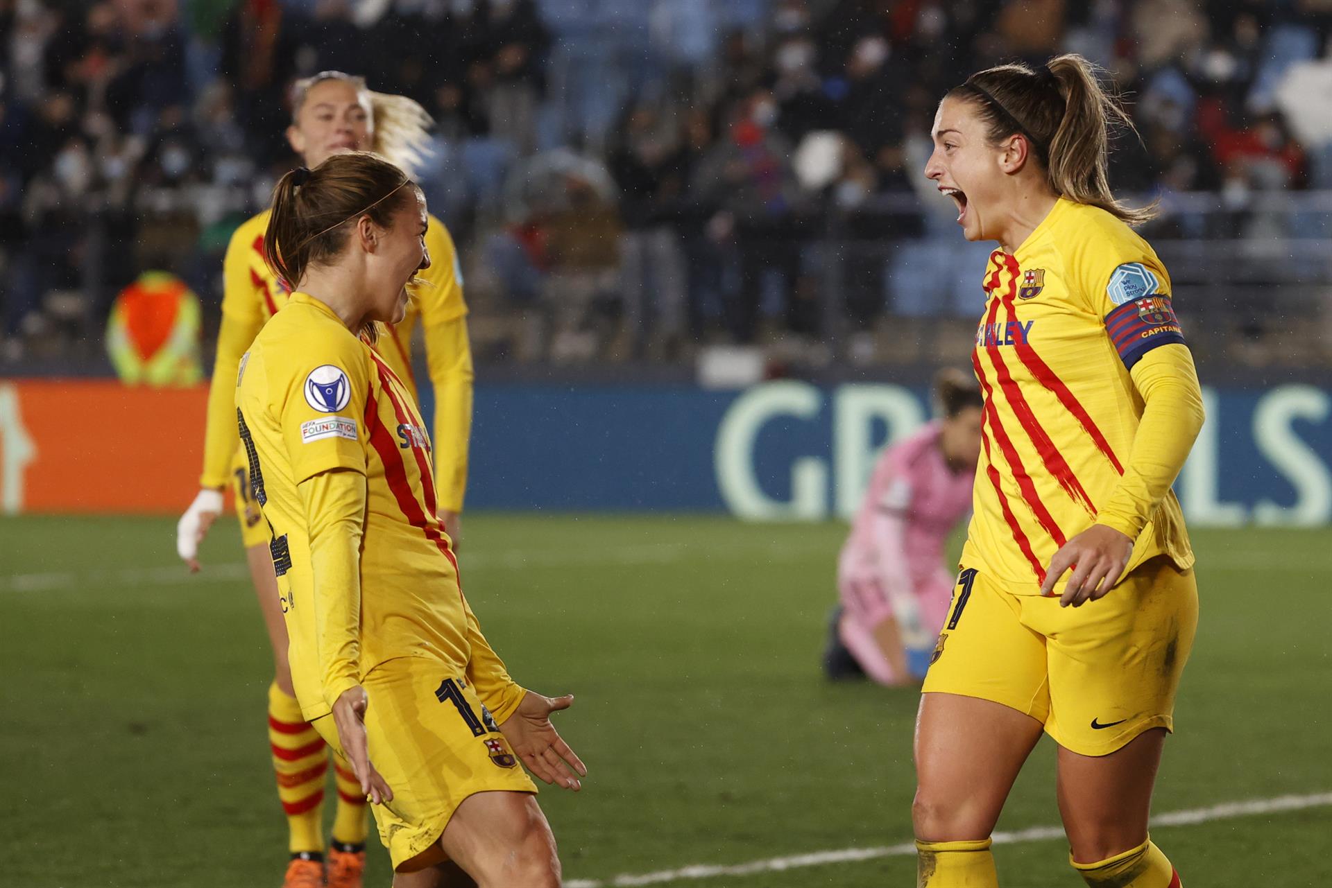 Alexia Putellas (d), centrocampista del Barcelona, celebra tras marcar el 1-3 durante el encuentro de cuartos de final de Liga de Campeones femenina entre el Real Madrid y el FC Barcelona, en el estadio Alfredo Di Stéfano en Madrid. EFE/ Juanjo Martín
