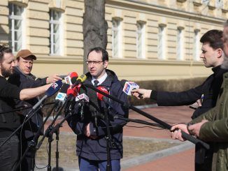 El portavoz del Gobierno polaco, Stanisław Żaryn, en una rueda de prensa en Varsovia. EFE/EPA/Pawel Supernak