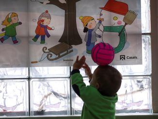 Un niño juega al lado de una ventana en una guardería. EFE/David Fernández/Archivo