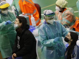 Personal sanitario realiza pruebas de diagnóstico para detectar el coronavirus. EFE/Lavandeira jr/Archivo