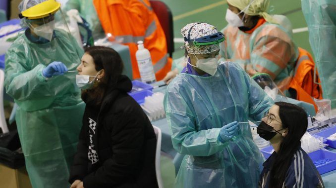 Personal sanitario realiza pruebas de diagnóstico para detectar el coronavirus. EFE/Lavandeira jr/Archivo
