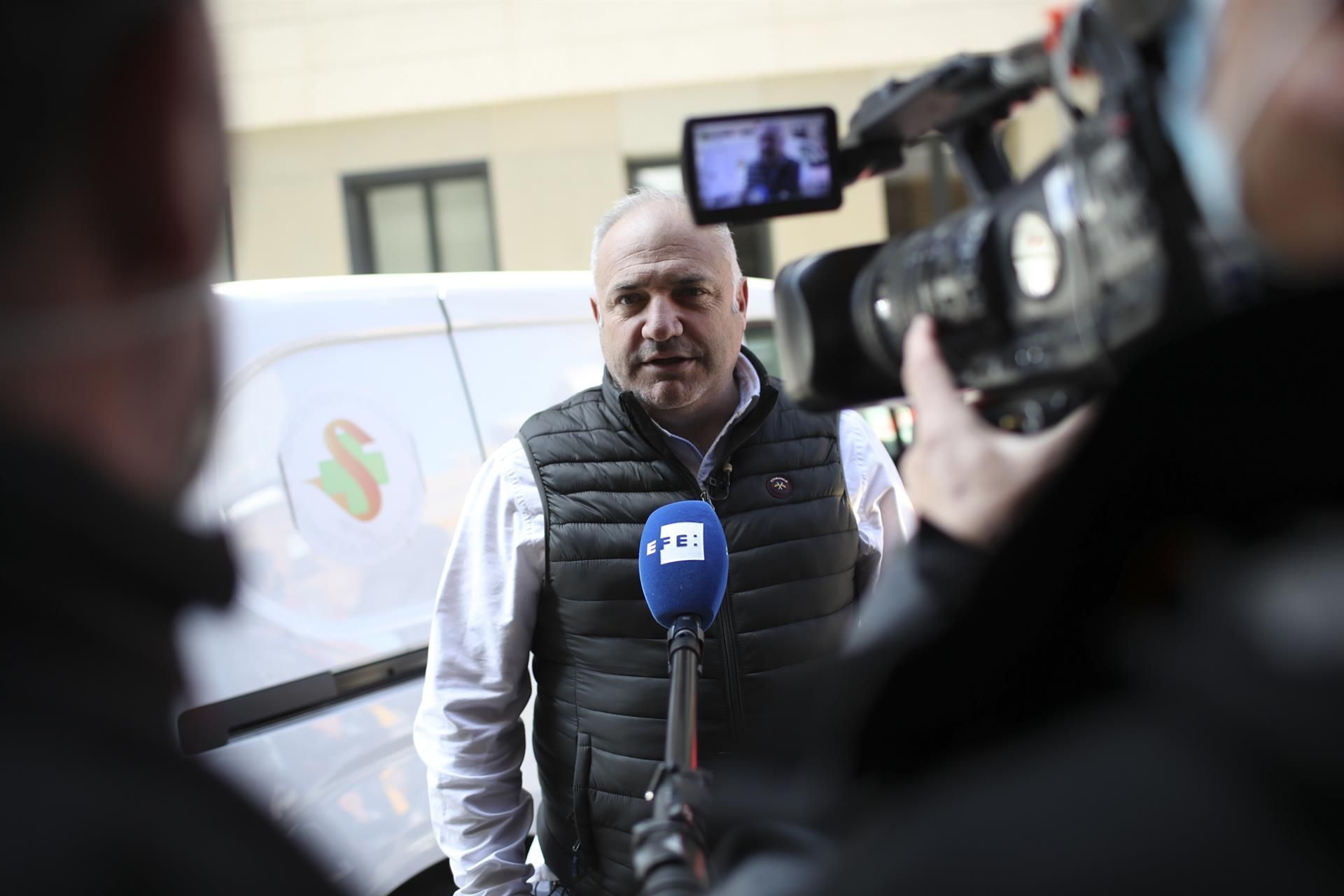 Álvaro Carretero, responsable de logística del convoy con ayuda humanitaria con destino a Polonia, atiende a los medios antes de que un autocar con ayuda médica recogida por Farmacéuticos Solidarios partiera este domingo desde Madrid con destino a la frontera de Ucrania y Polonia. EFE/David Fernández 