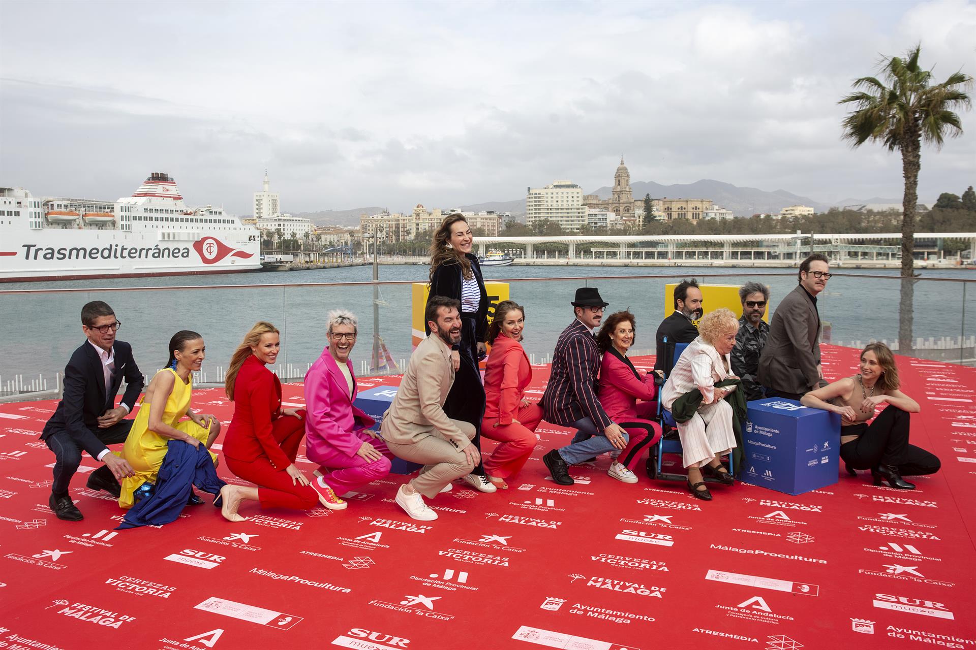 Ernesto Sevilla y los actores Javier Botet, Esperanza Pedreño, Carolina Cerezuela, Carlos Chamarro, Arturo Valls, Ana Milán, Silvia Wheeler, Álex O'Doherty, Esperanza Elipe, Mercedes Luzuriaga ,Joaquín Reyes e Ingrid García-Jonsson. EFE/Daniel Pérez
